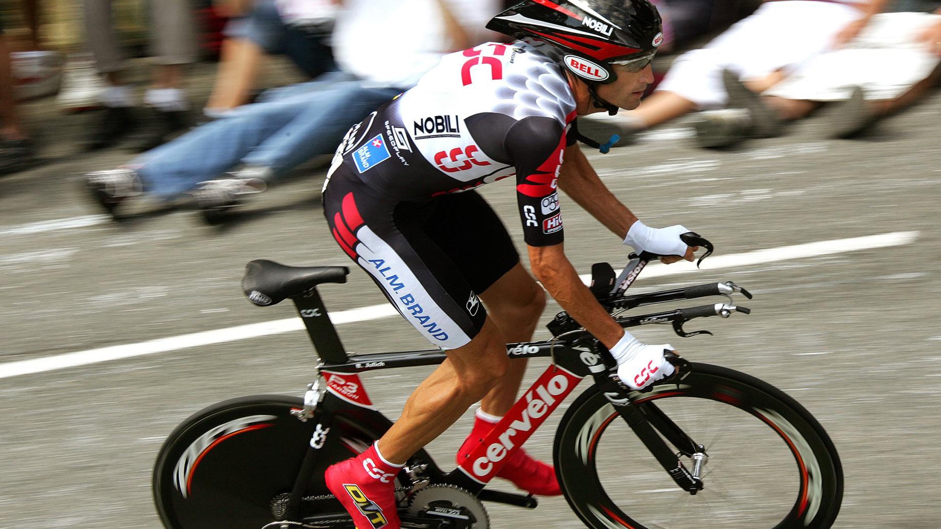 詹姆斯赛前与队友击掌传递信心，詹姆斯开场和队友击掌