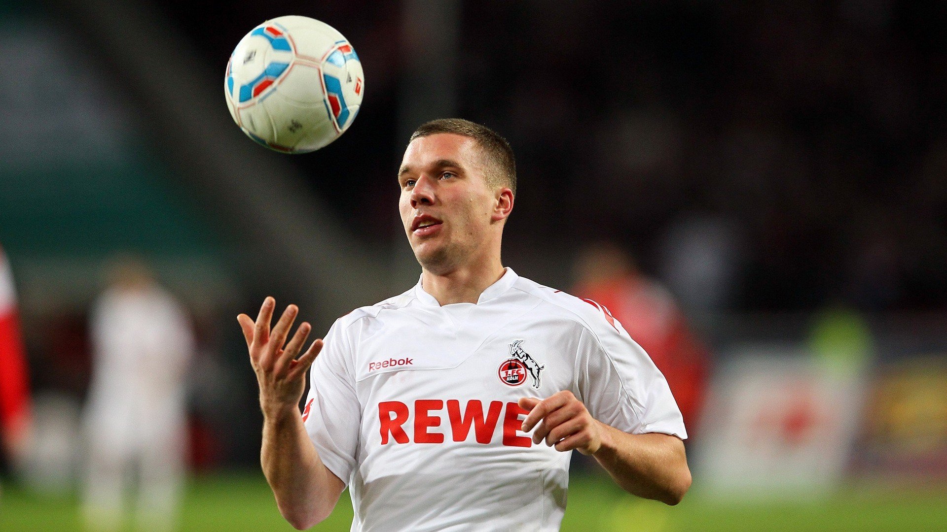 回防站位精准锁死中路空档，回防速度